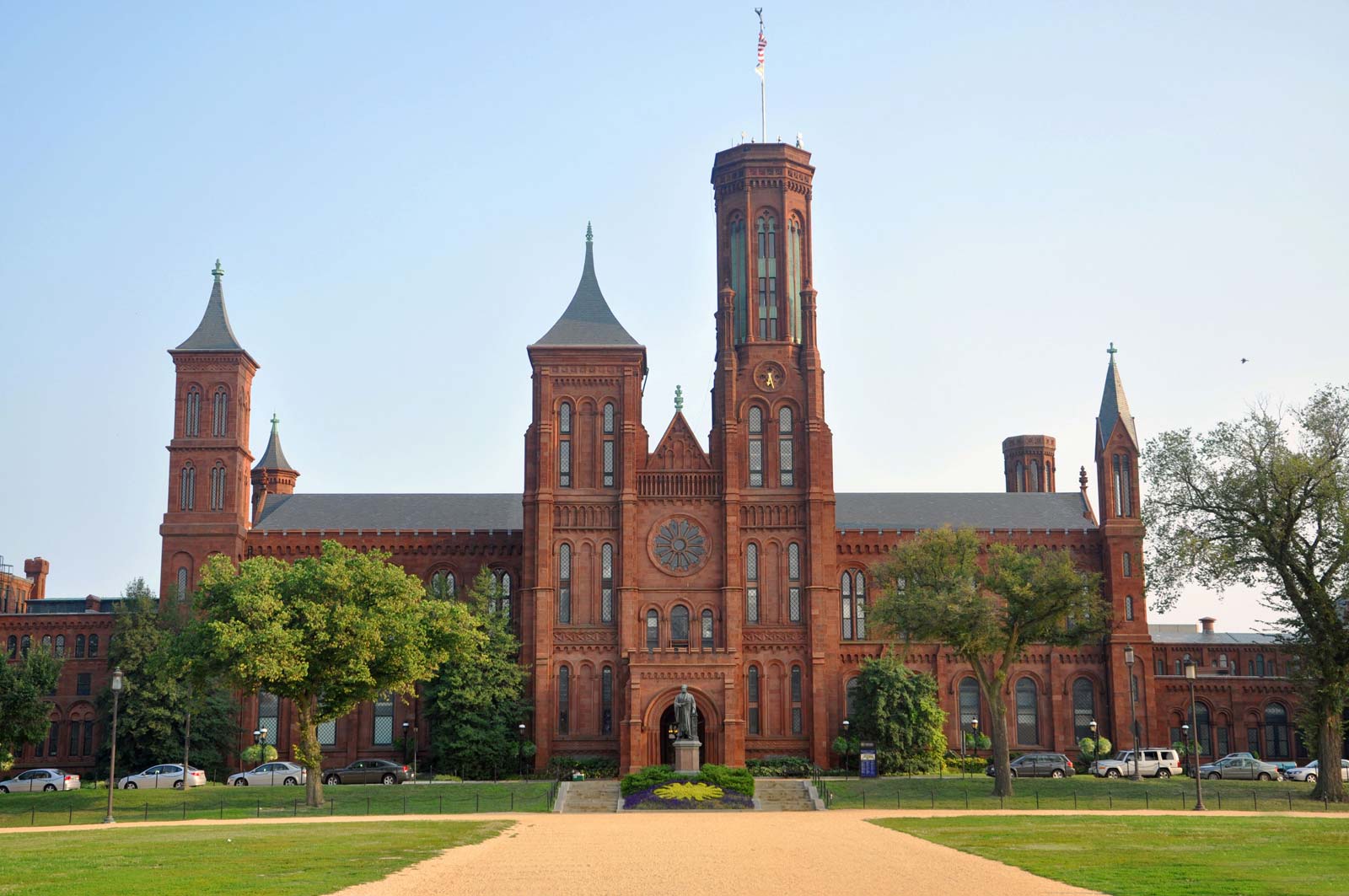 Smithsonian-Institution-building-Castle